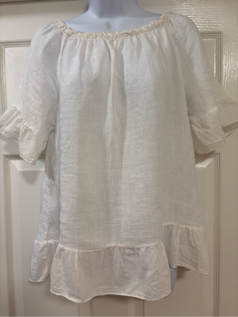 white, off-the-shoulder top  from Terzo Millennio, featuring a linen blend